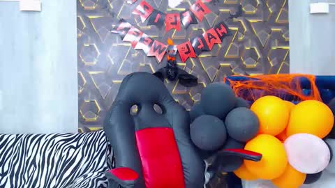 Snapshot of moon_and_fire_ chatting on October 26, 4:29 am moon_and_fire_ online show from October 26, 4:29 am