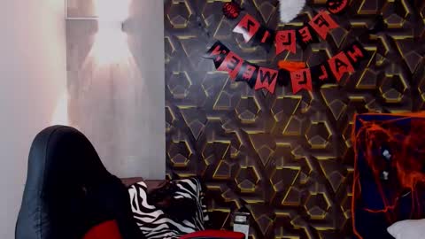 Snapshot of moon_and_fire_ chatting on October 30, 6:26 am moon_and_fire_ online show from October 30, 6:26 am