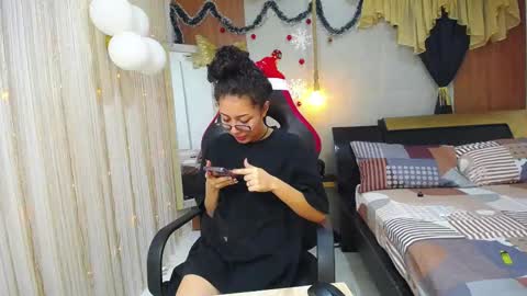 Snapshot of moon_and_fire_ chatting on December 1, 5:23 am moon_and_fire_ online show from December 1, 5:23 am