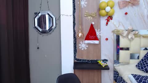 Snapshot of moon_and_fire_ chatting on December 5, 5:05 am moon_and_fire_ online show from December 5, 5:05 am