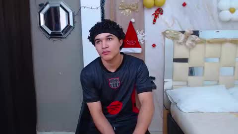 Snapshot of moon_and_fire_ chatting on December 14, 3:01 am moon_and_fire_ online show from December 14, 3:01 am