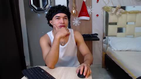 Snapshot of moon_and_fire_ chatting on December 16, 4:50 am moon_and_fire_ online show from December 16, 4:50 am