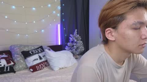 Snapshot of moon_felix chatting on December 16, 8:19 am Felix and Maddy online show from December 16, 8:19 am