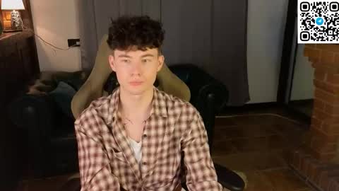 Snapshot of moon_gloww chatting on March 5, 12:23 pm moon_gloww online show from March 5, 12:23 pm