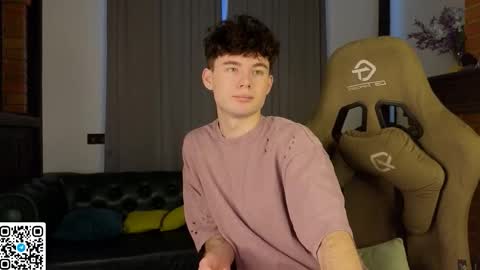 Snapshot of moon_gloww chatting on March 10, 4:50 am moon_gloww online show from March 10, 4:50 am