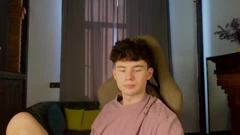 Snapshot of moon_gloww chatting on March 11, 2:17 am moon_gloww online show from March 11, 2:17 am