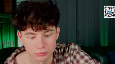 Snapshot of moon_gloww chatting on March 17, 7:06 pm moon_gloww online show from March 17, 7:06 pm