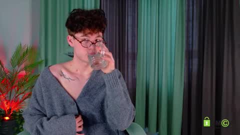 Snapshot of moon_gloww chatting on March 24, 1:54 am moon_gloww online show from March 24, 1:54 am