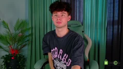 Snapshot of moon_gloww chatting on March 25, 1:55 am moon_gloww online show from March 25, 1:55 am