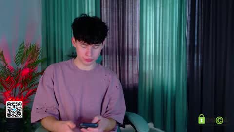 Snapshot of moon_gloww chatting on March 28, 2:22 am moon_gloww online show from March 28, 2:22 am