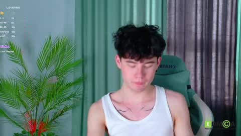 Snapshot of moon_gloww chatting on April 1, 2:23 am moon_gloww online show from April 1, 2:23 am