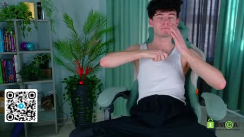 Snapshot of moon_gloww chatting on April 2, 2:31 am moon_gloww online show from April 2, 2:31 am