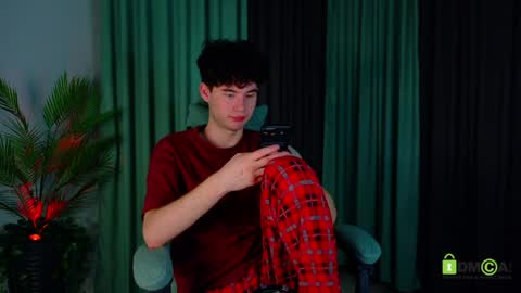 Snapshot of moon_gloww chatting on April 2, 4:59 pm moon_gloww online show from April 2, 4:59 pm