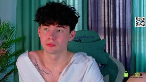 Snapshot of moon_gloww chatting on April 3, 5:05 am moon_gloww online show from April 3, 5:05 am