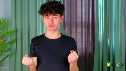 Snapshot of moon_gloww chatting on April 5, 2:31 am moon_gloww online show from April 5, 2:31 am