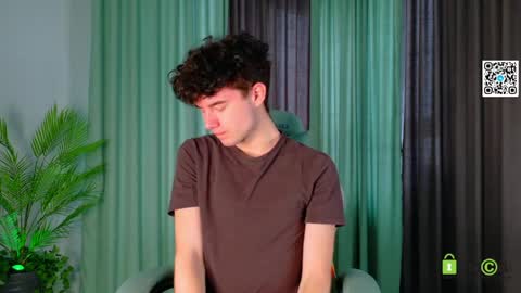 Snapshot of moon_gloww chatting on April 6, 2:53 am moon_gloww online show from April 6, 2:53 am