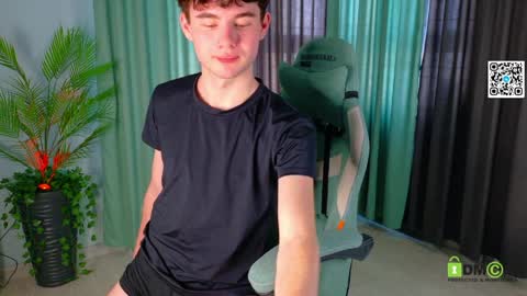 Snapshot of moon_gloww chatting on April 6, 4:46 am moon_gloww online show from April 6, 4:46 am