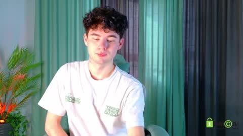 Snapshot of moon_gloww chatting on April 8, 2:11 am moon_gloww online show from April 8, 2:11 am