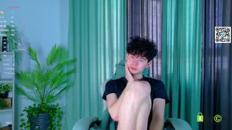 Snapshot of moon_gloww chatting on April 9, 5:18 am moon_gloww online show from April 9, 5:18 am