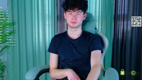 Snapshot of moon_gloww chatting on April 9, 6:19 am moon_gloww online show from April 9, 6:19 am