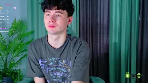 Snapshot of moon_gloww chatting on April 13, 3:23 am moon_gloww online show from April 13, 3:23 am