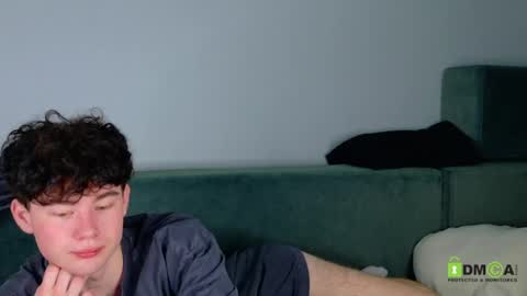 Snapshot of moon_gloww chatting on April 15, 5:58 am moon_gloww online show from April 15, 5:58 am