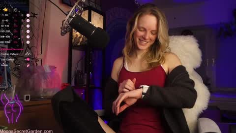 Snapshot of moon_nymph chatting on December 13, 7:21 pm Moon Nymph online show from December 13, 7:21 pm