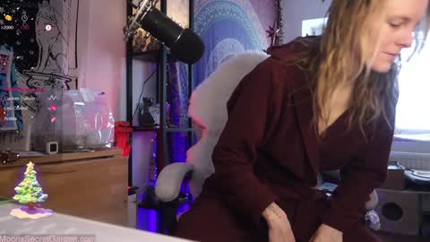 Snapshot of moon_nymph chatting on December 15, 9:56 am Moon Nymph online show from December 15, 9:56 am