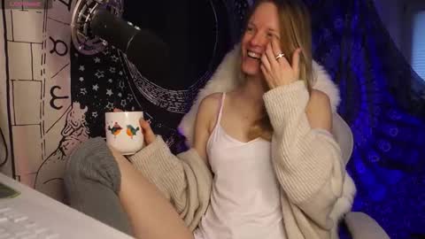 Snapshot of moon_nymph chatting on November 15, 8:11 am Moon Nymph online show from November 15, 8:11 am