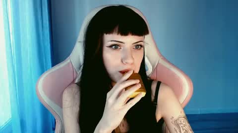  sophie  online show from May 7, 4:45 pm