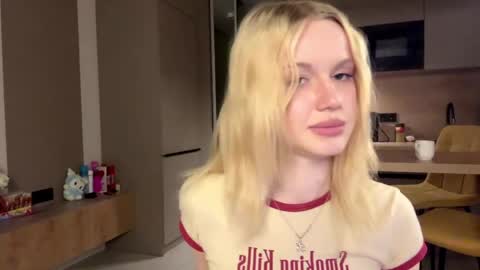 Snapshot of moonavellle_ chatting on May 19, 2:18 am moonavellle_ online show from May 19, 2:18 am