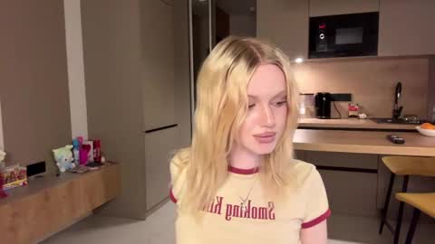 Snapshot of moonavellle_ chatting on May 20, 8:15 pm moonavellle_ online show from May 20, 8:15 pm