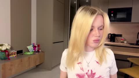 Snapshot of moonavellle_ chatting on May 21, 8:16 pm moonavellle_ online show from May 21, 8:16 pm