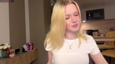 Snapshot of moonavellle_ chatting on May 26, 9:11 pm moonavellle_ online show from May 26, 9:11 pm