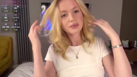 Snapshot of moonavellle_ chatting on June 21, 9:17 pm moonavellle_ online show from June 21, 9:17 pm