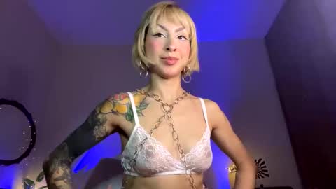 Snapshot of mooncinna chatting on December 4, 9:45 pm Cinna online show from December 4, 9:45 pm