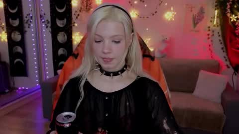 Mia   online show from October 25, 8:58 pm