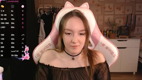 Snapshot of moonlish_siren chatting on December 6, 9:13 pm Katrin online show from December 6, 9:13 pm