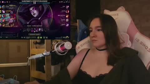 Snapshot of moonlish_siren chatting on May 31, 9:38 pm Katrin online show from May 31, 9:38 pm