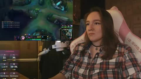 Snapshot of moonlish_siren chatting on June 9, 9:37 pm Katrin online show from June 9, 9:37 pm