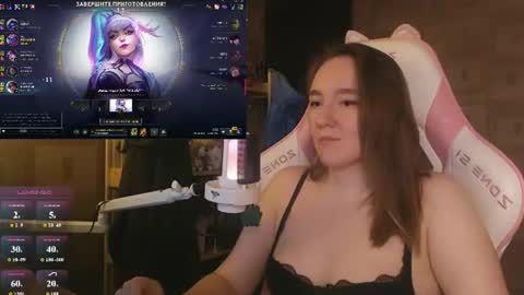 Snapshot of moonlish_siren chatting on June 14, 8:22 pm Katrin online show from June 14, 8:22 pm