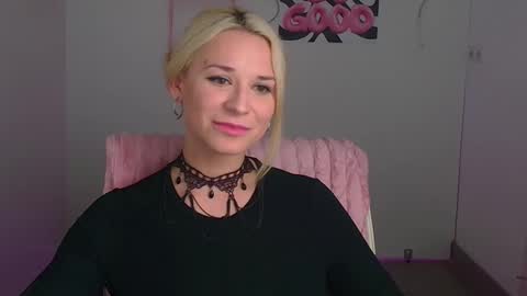 Snapshot of moonsusanna chatting on May 3, 11:38 am Susanna online show from May 3, 11:38 am