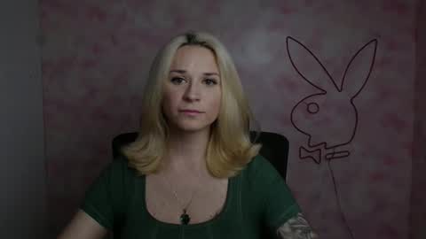 Snapshot of moonsusanna chatting on May 4, 11:28 am Susanna online show from May 4, 11:28 am