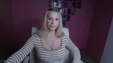 Snapshot of moonsusanna chatting on May 6, 11:15 am Susanna online show from May 6, 11:15 am