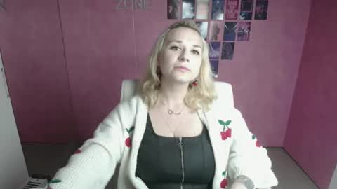 Snapshot of moonsusanna chatting on May 9, 5:18 pm Susanna online show from May 9, 5:18 pm