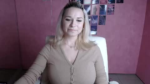 Snapshot of moonsusanna chatting on June 16, 5:21 am Susanna online show from June 16, 5:21 am