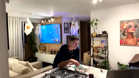   online show from November 1, 11:07 pm