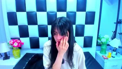 morganasmit_ online show from April 3, 4:27 pm