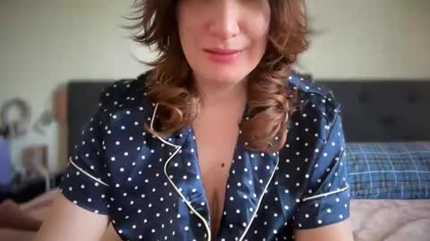 Snapshot of mossy_mommy chatting on May 8, 12:43 pm Mossy Mommy online show from May 8, 12:43 pm