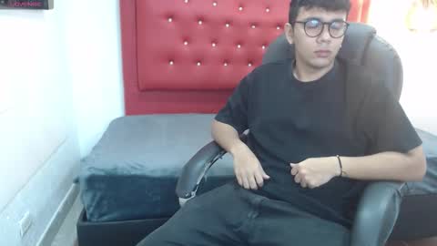 Mou Fly online show from October 24, 12:01 pm